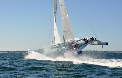 Le trimaran de course Sensation Océan dans les courreaux de Groix