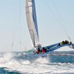 Trimaran de course Sensation Océan dans les courreaux de Groix