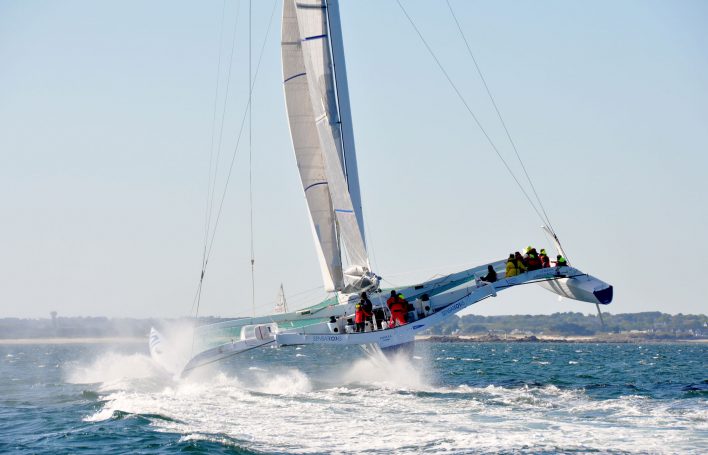 Le trimaran ORMA Sensations à plus de 30 noeuds dans les courreaux de Groix