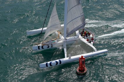 Le trimaran ORMA Sensations enroule La Teignouse avant le dernier bord victorieux sur le Tour de Belle-Ile 2014 - © Yvan Zedda / Tour de Belle-Ile