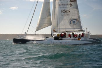 Maxi-catamaran Explorer au large de Groix