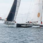 Le trimaran Sensation Océan fait son show en doublant le maxi-catamaran Explorer - © Sealaunay