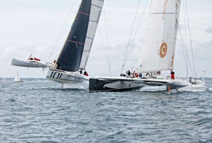 Le trimaran Sensation Océan fait son show en doublant le maxi-catamaran Explorer - © Sealaunay