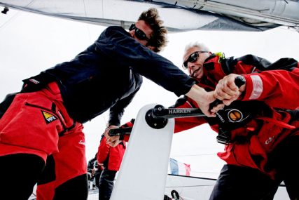 En pleine manœuvre à bord du trimaran Sensation Océan © Sealaunay