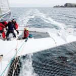 Des participants heureux naviguent à bord du trimaran 60 pieds Sensations