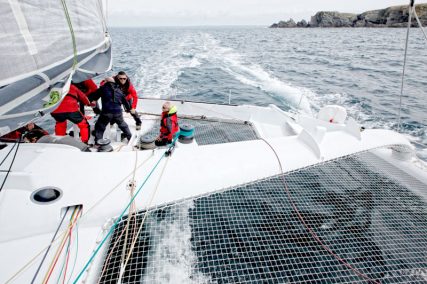 Des participants heureux naviguent à bord du trimaran 60 pieds Sensations